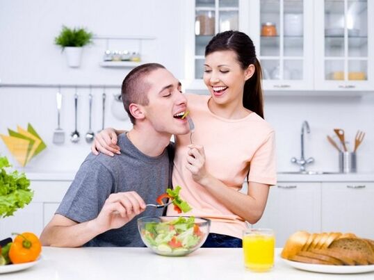en kvinna matar en man med produkter för att naturligt öka styrkan